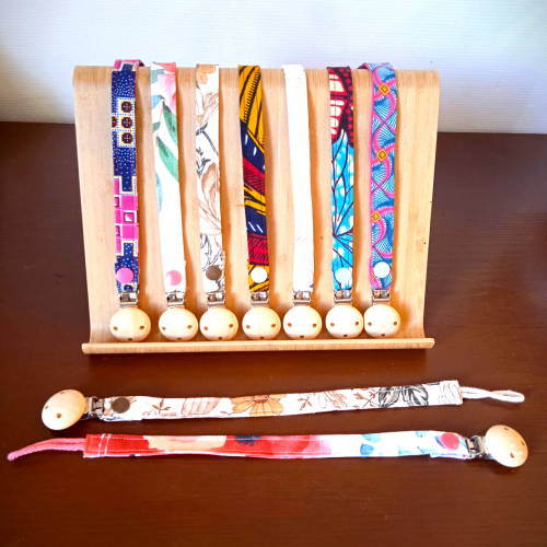 Attache sucettes confectionnés par Nicole Lélé Tala